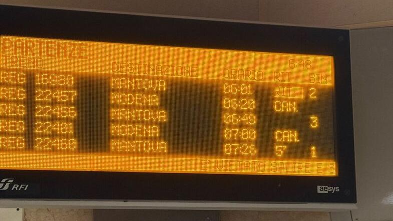 Il tabellone delle partenze con le cancellazioni