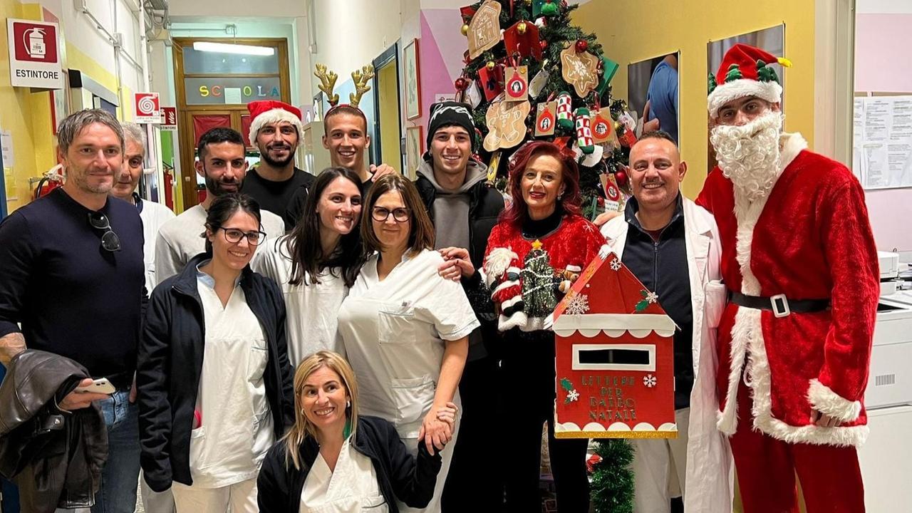 
	La delegazione della&nbsp;Torres nel reparto di Pediatria&nbsp;

