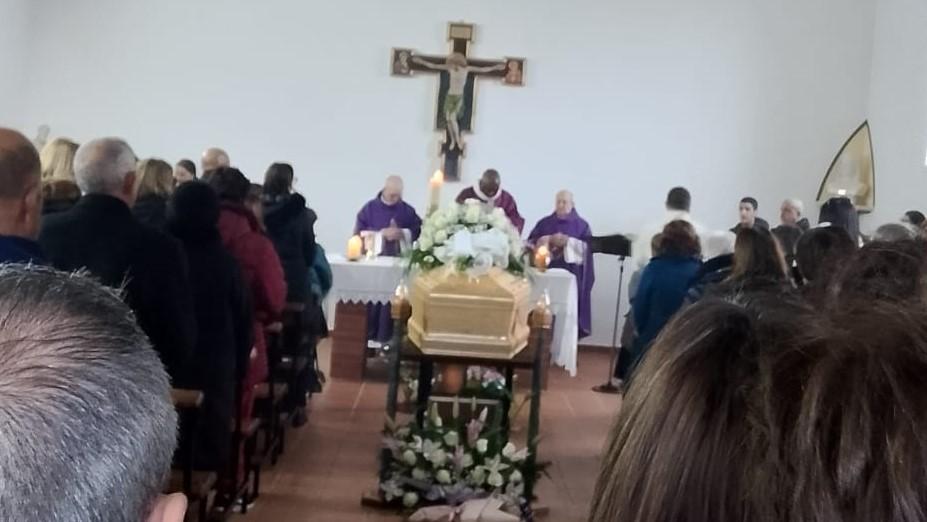 Illorai, folla commossa per l’ultimo saluto a Giovanna Galistu