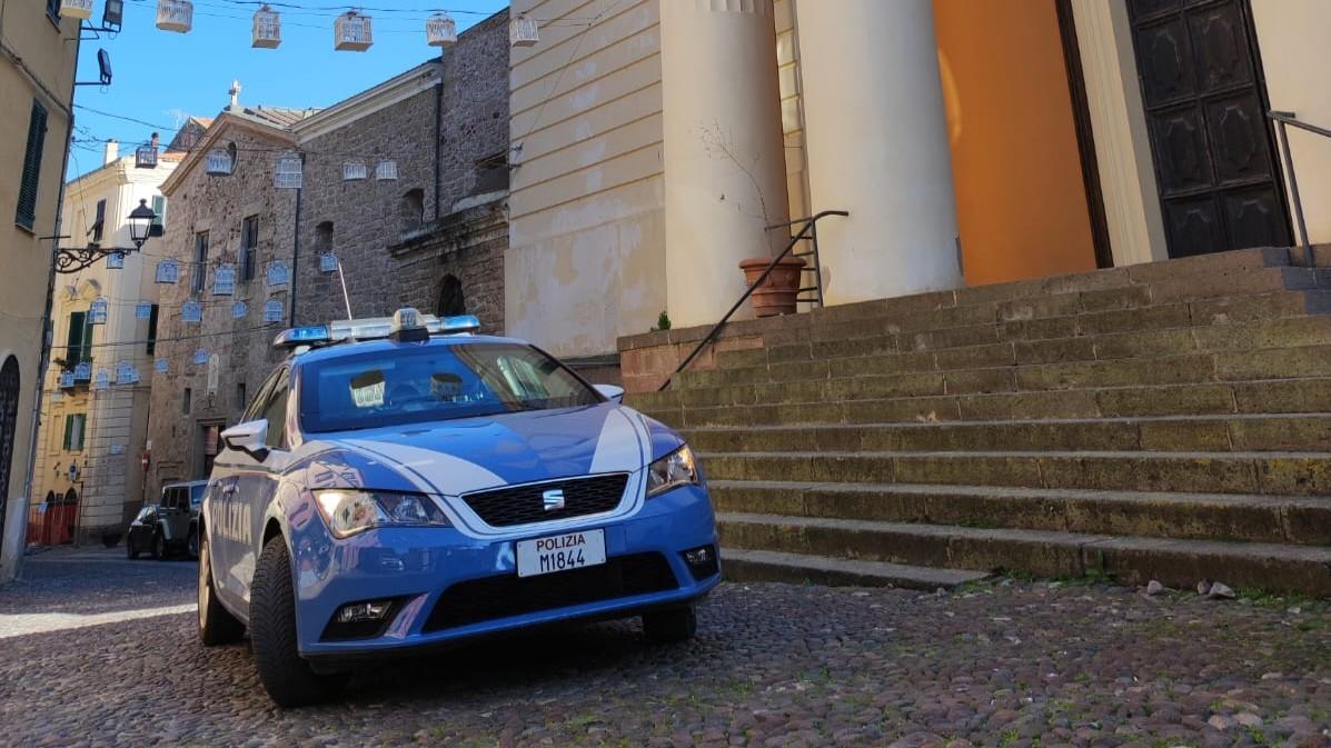 Alghero, ruba alcolici e li rivende sotto gli occhi della polizia