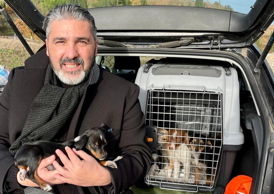 
	Il sindaco Francesco Auriemma con i cuccioli<br />
	&nbsp;

