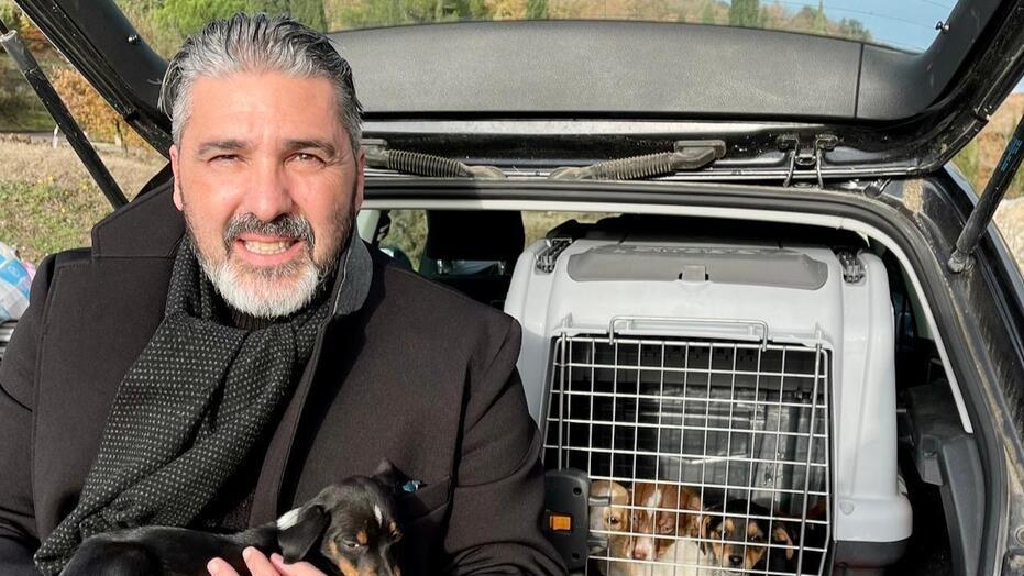 Il sindaco Francesco Auriemma con i cuccioli<br />
