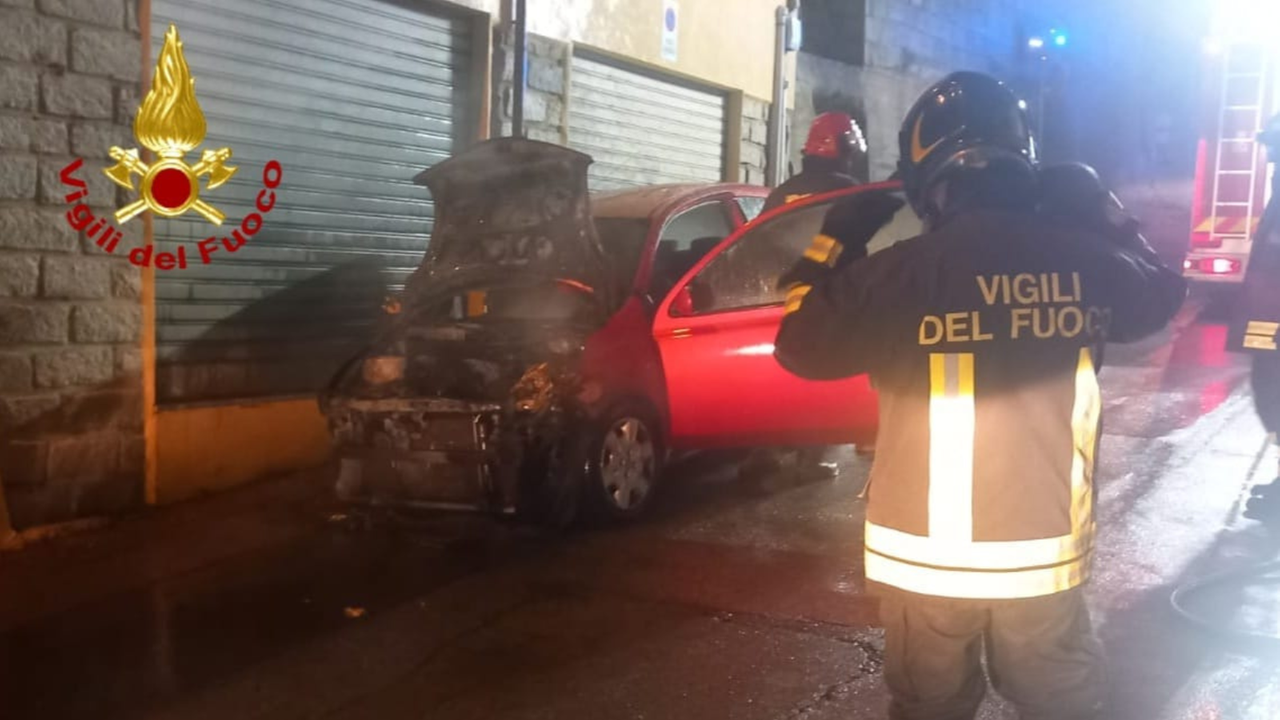 Attimi di paura nel pomeriggio: a fuoco un’auto