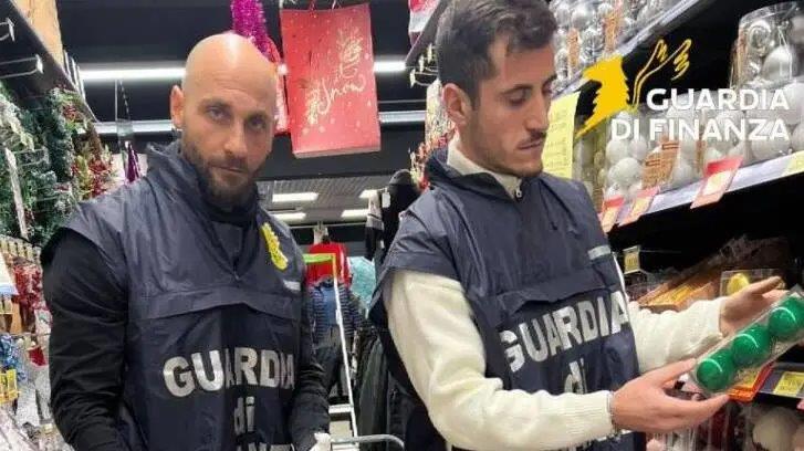 Lucca, sequestrati 3mila addobbi natalizi irregolari