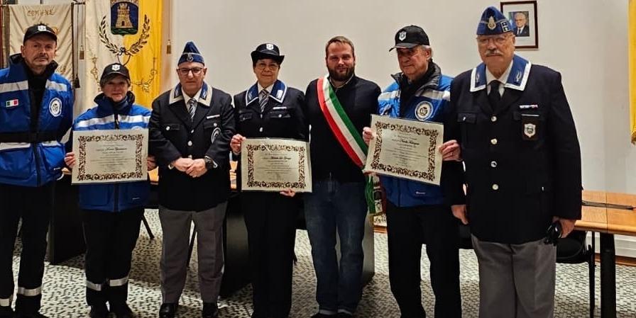 Anziano non riesce a tornare a casa: salvato in strada da tre volontari