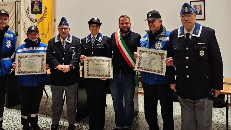 Anziano non riesce a tornare a casa: salvato in strada da tre volontari