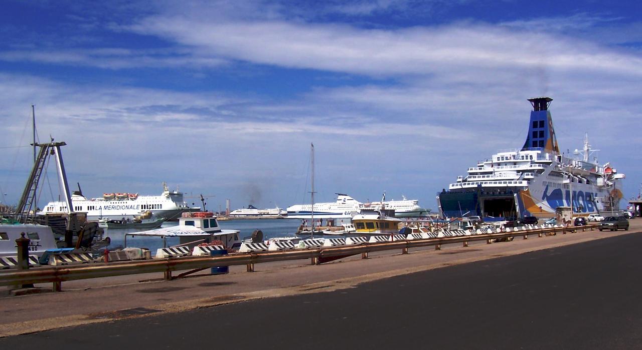 Al porto con i documenti falsi: tre arresti a Porto Torres