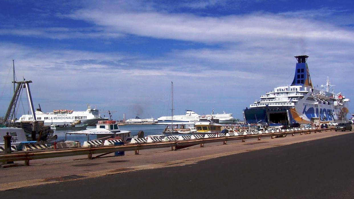 Al porto con i documenti falsi: tre arresti a Porto Torres