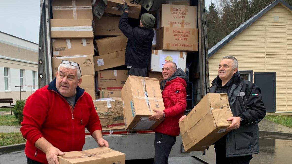 “Aiutiamoli a vivere” di Argenta torna in Bielorussia: fermo in aeroporto poi la missione umanitaria