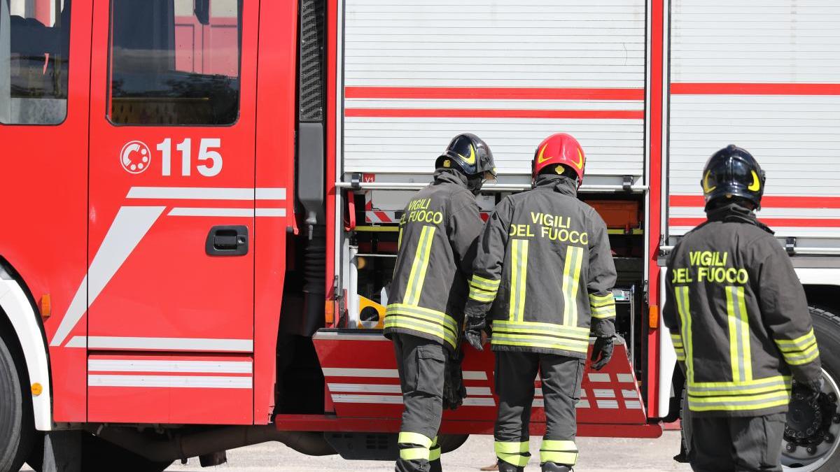 Calcinaia, fiamme in un capannone abbandonato