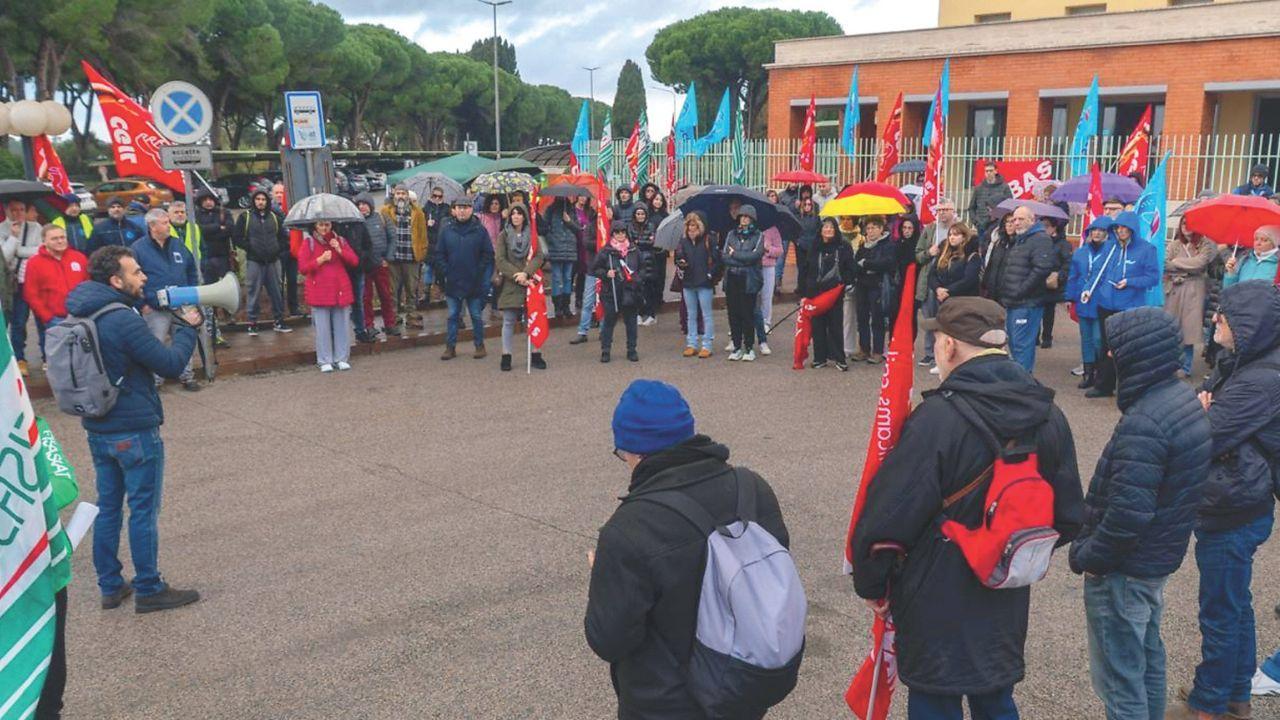 La protesta dei lavoratori a Vignale Riotorto (Foto di Lorenzo Manzini)