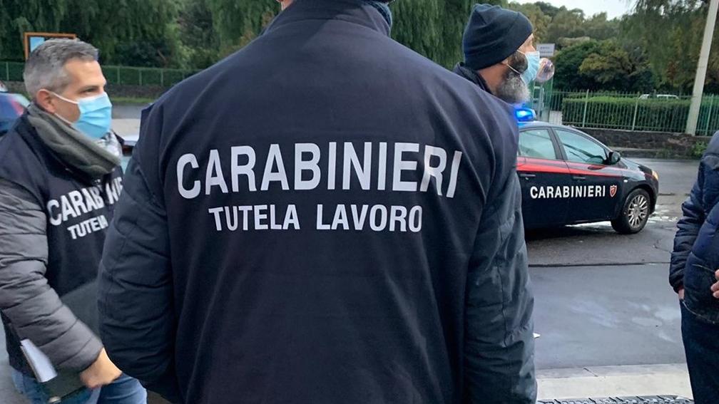 Prato, capannoni della vergogna trasformati in “fabbriche mondo”: arrestati due imprenditori per sfruttamento del lavoro