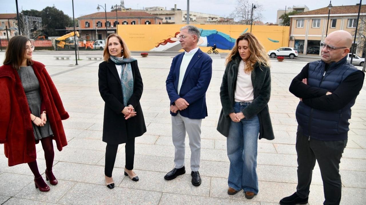 Olbia, l’angelo e l’architrave del tempio: inaugurato il murale di piazza San Simplicio