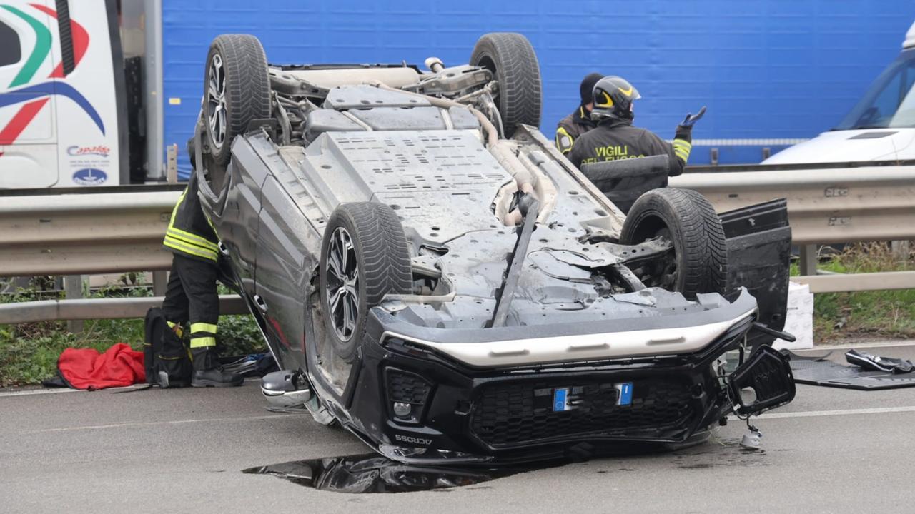 Incidente in tangenziale: auto urta un camion e si ribalta, lunghe code in direzione Bologna