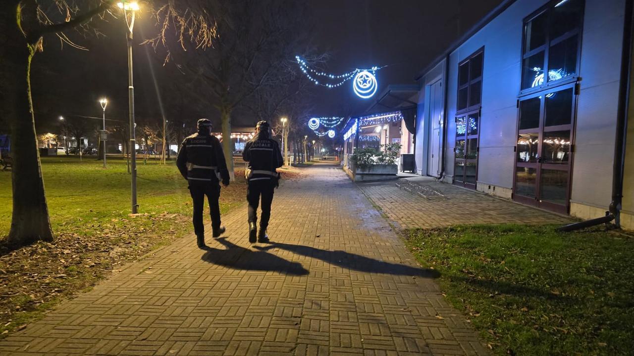 Atti osceni al parco di Salvaterra davanti a dei bambini: denunciato un 62enne