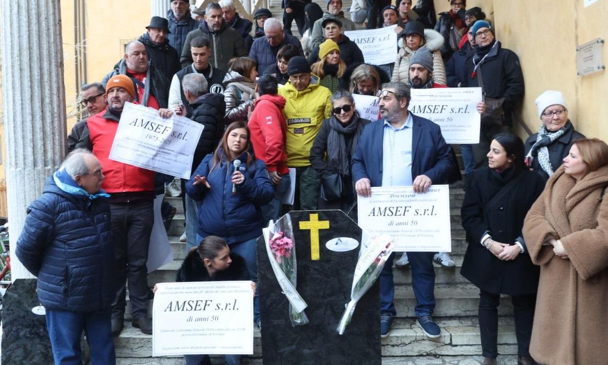 I dipendenti fanno il funerale ad Amsef. Presidio in piazza a Ferrara e canzone rap contro l’assessore