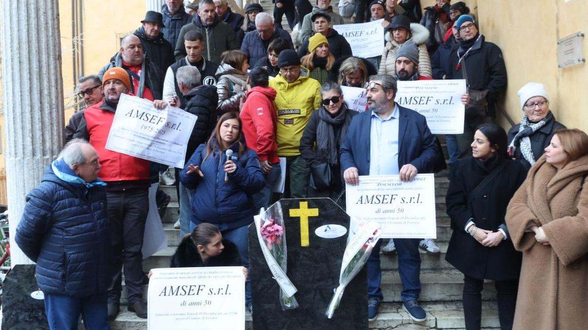 I dipendenti fanno il funerale ad Amsef. Presidio in piazza a Ferrara e canzone rap contro l’assessore
