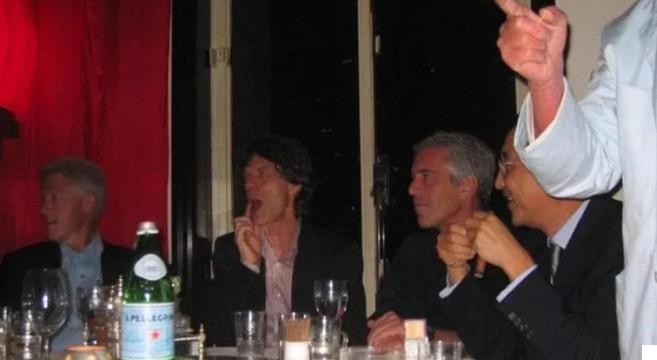 Usa, il Dipartimento di Giustizia pubblica migliaia di file su Epstein: negli scatti i potenti del mondo e star della musica – ecco chi sono