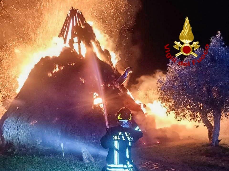 Incendio nelle campagne, il fuoco distrugge il più grande pinnetto dell’isola