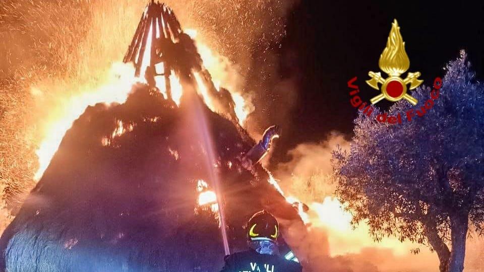 Incendio nelle campagne, il fuoco distrugge il più grande pinnetto dell’isola