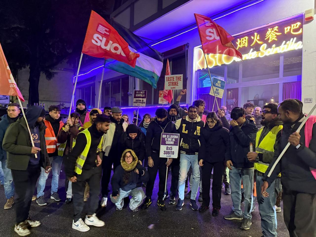 
	I manifestanti davanti al ristorante La Scintilla di via Galcianese

