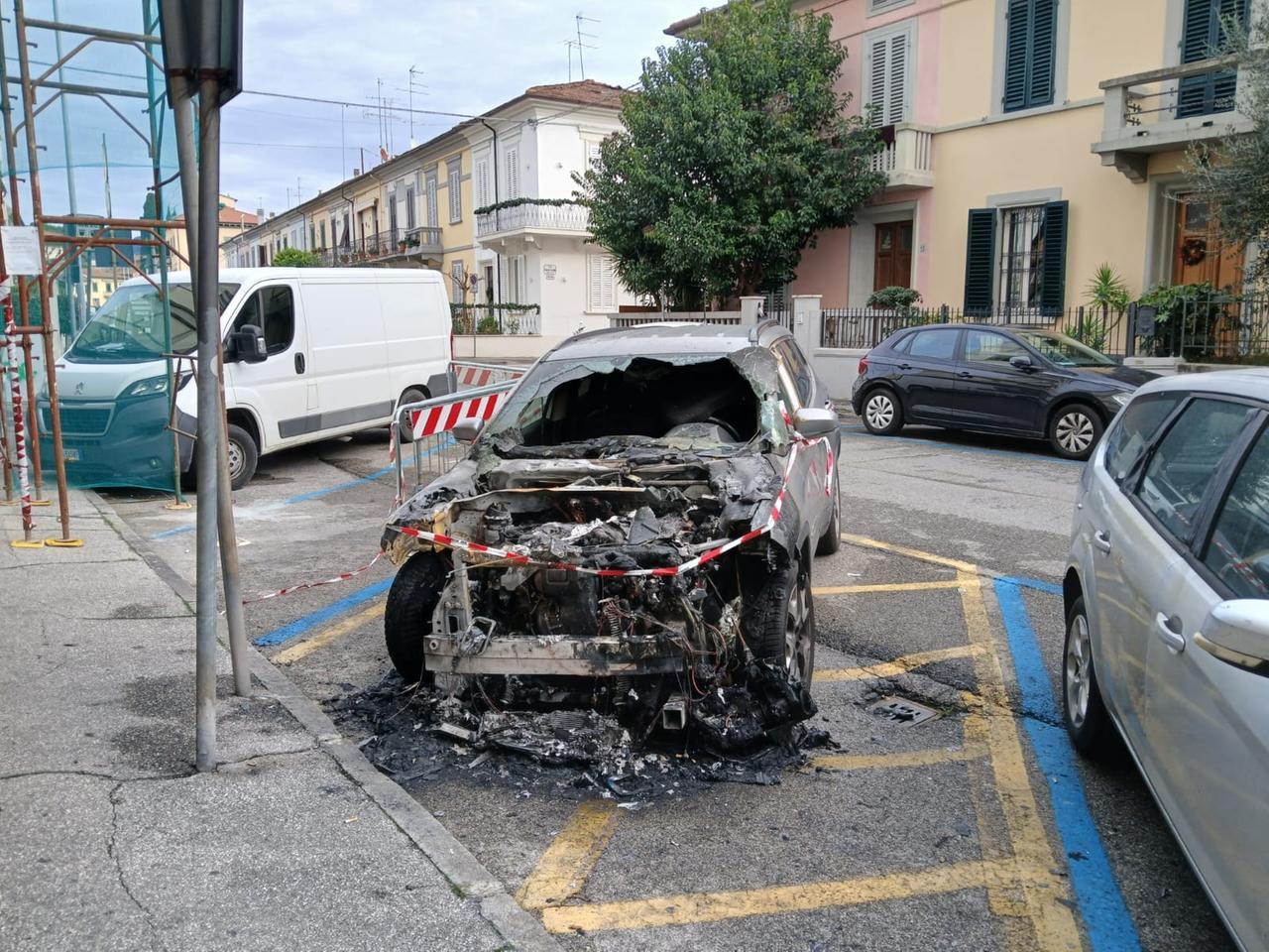 
	Una Jeep bruciata in via Lazzerini: &egrave; una delle dieci auto danneggiate la scorsa notte

