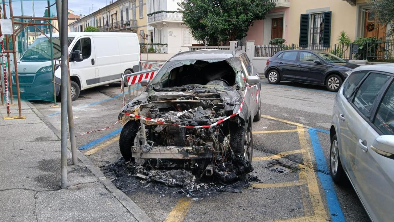 Una Jeep bruciata in via Lazzerini: è una delle dieci auto danneggiate la scorsa notte