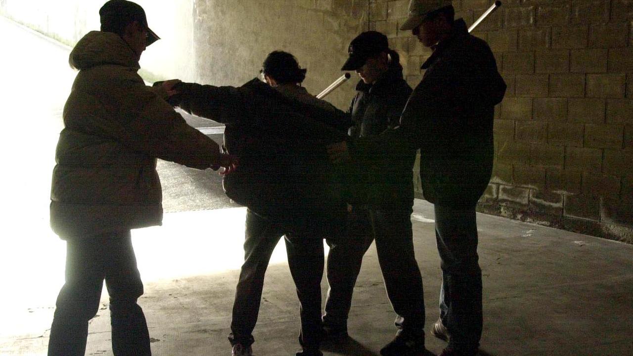 Studente massacrato di botte dalla baby gang della Canalina