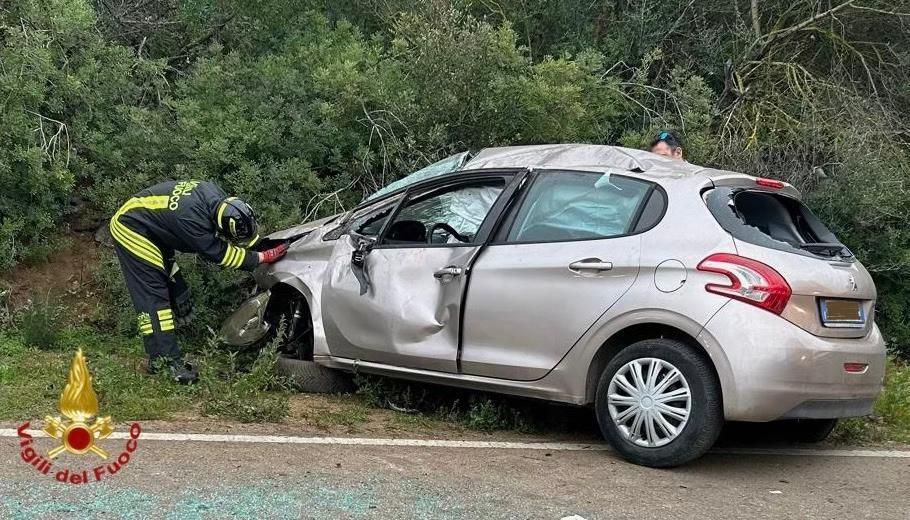 Olbia, esce fuori strada con l’auto: 24enne in codice rosso