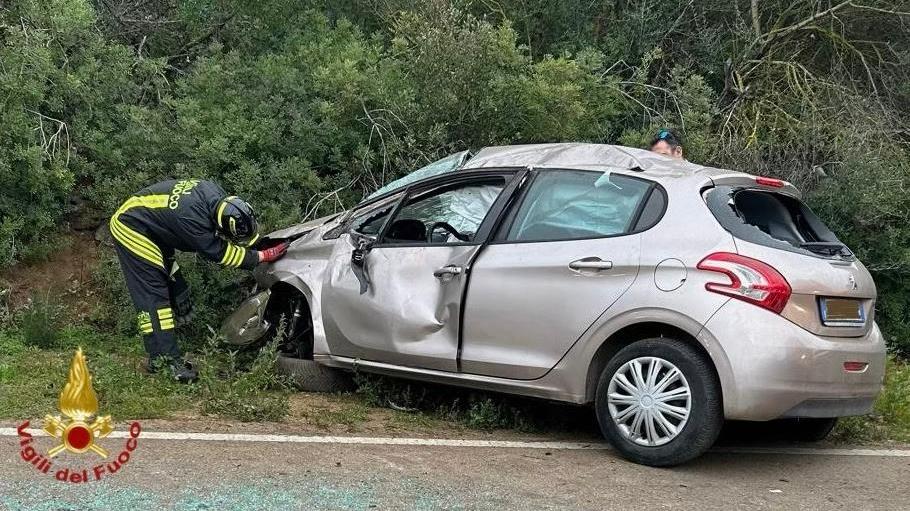 Olbia, esce fuori strada con l’auto: 24enne in codice rosso