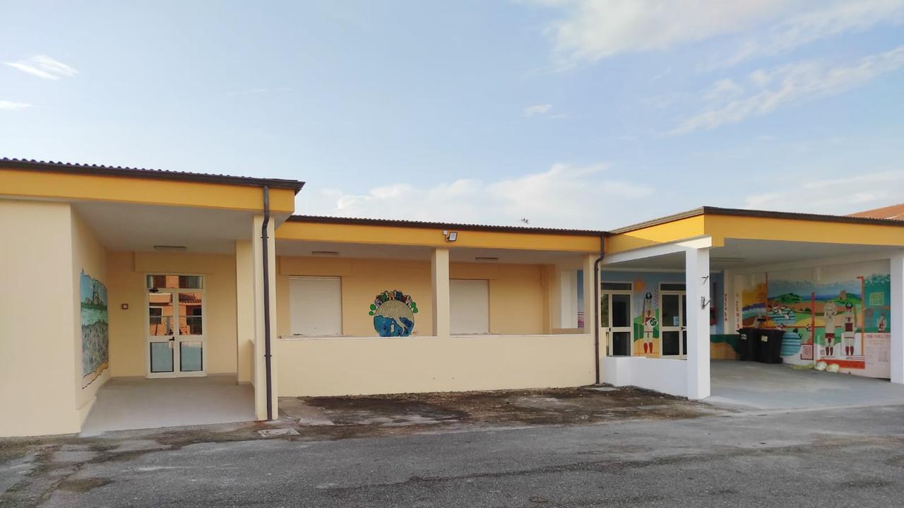 La recita scolastica senza nonni e zii diventa un caso: botta e risposta tra minoranza, sindaco e scuola