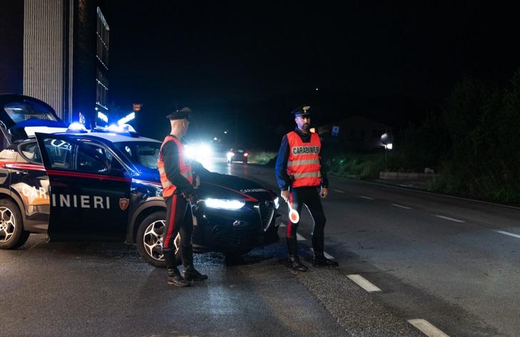 Una pattuglia dei carabinieri (foto d'archivio)