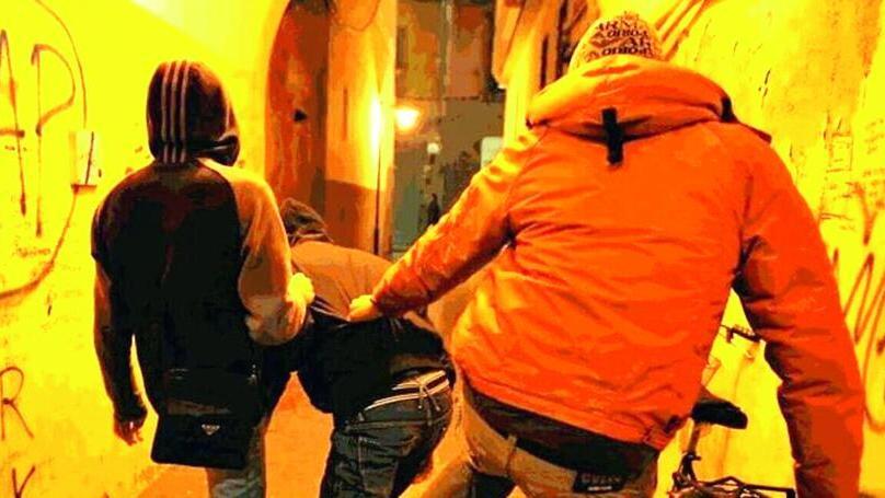 Calci, pugni e testate per rubare uno zaino: arrestati quattro giovani