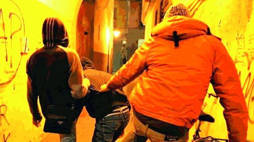 Calci, pugni e testate per rubare uno zaino: arrestati quattro giovani
