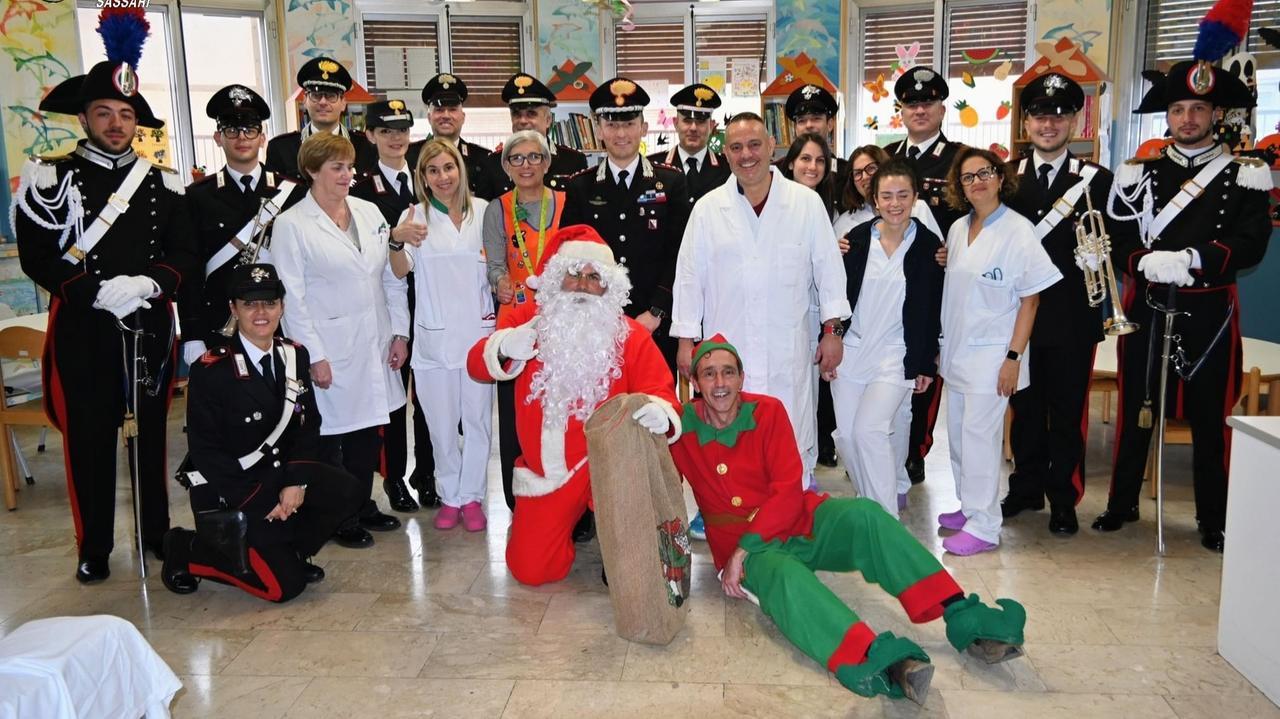 Sassari, Babbo Natale in Pediatria con i carabinieri in alta uniforme