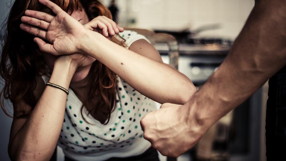 Insegue la ex in casa con un coltello davanti alla figlia piccola: condannato a sei mesi di carcere