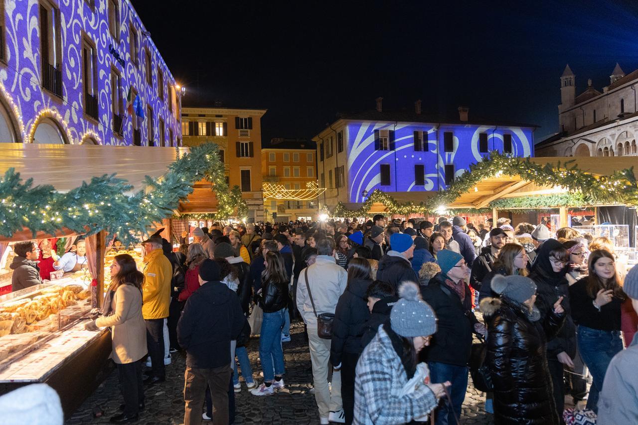 
	I mercatini tirolesi di Natale in piazza Grande a Modena

