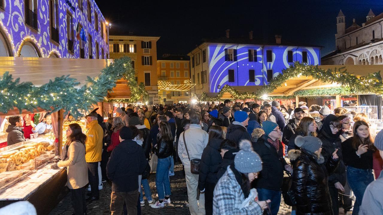 I mercatini tirolesi di Natale in piazza Grande a Modena