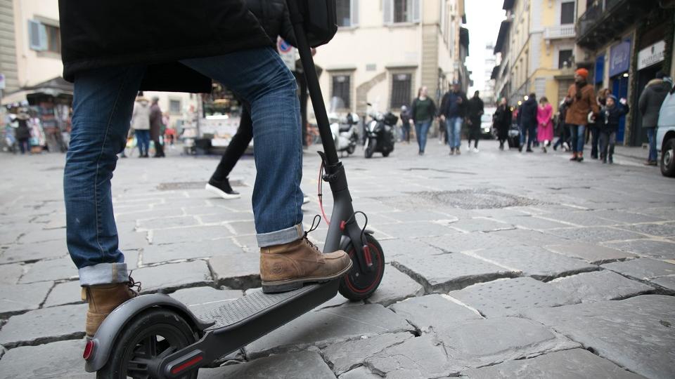 Firenze, spinto a terra per rapinarlo del monopattino in zona Leopolda: reagisce e viene colpito con una bottiglia