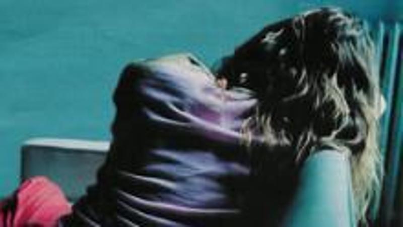 Le mette la droga nella minestra e poi la violenta