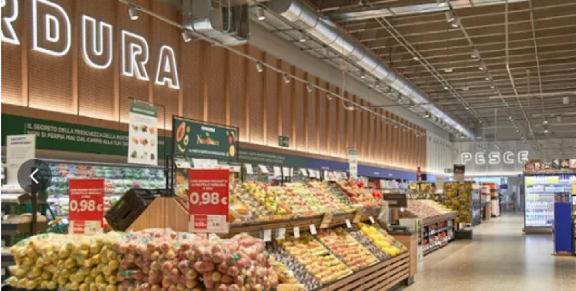 L'Esselunga di viale Petrarca (foto d'archivio)