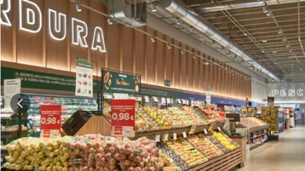 L'Esselunga di viale Petrarca (foto d'archivio)