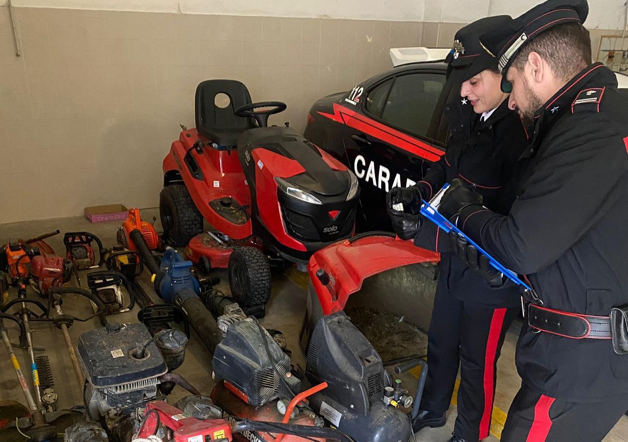 Tagliaerba, motoseghe e trapani rubati: fermato 51enne, nel furgone decine di utensili professionali