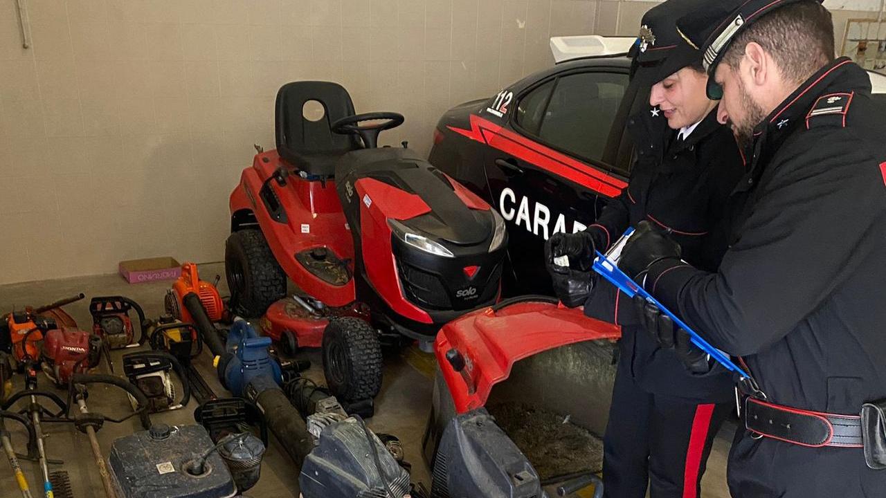 Tagliaerba, motoseghe e trapani rubati: fermato 51enne, nel furgone decine di utensili professionali