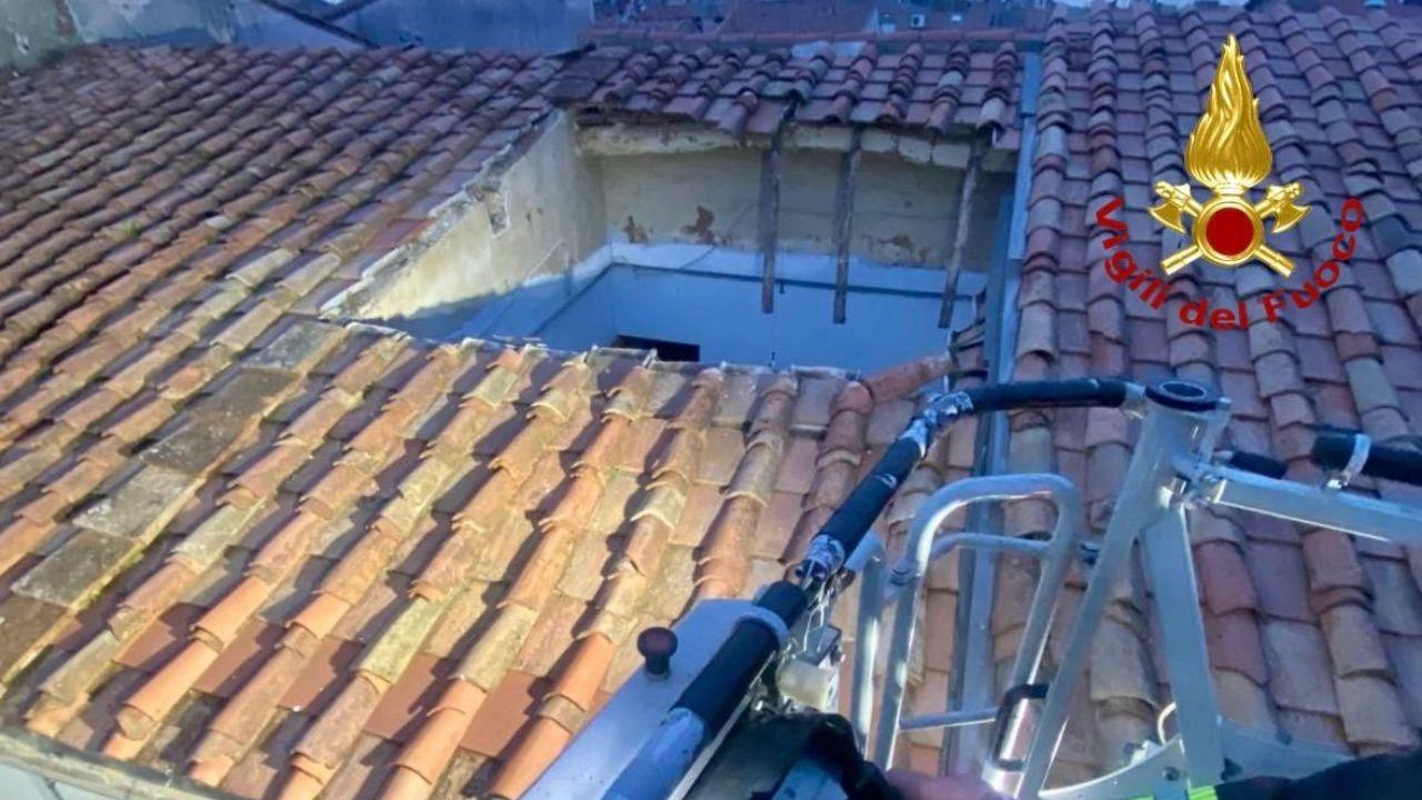 La parte del tetto crollata: intervento dei vigili del fuoco
