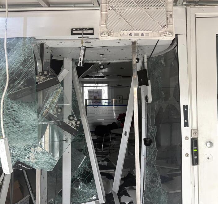 
	I danni causati dall&rsquo;esplosione all&rsquo;ingresso della filiale di Banco Bpm a San Giovanni alla Vena (foto Stick)

