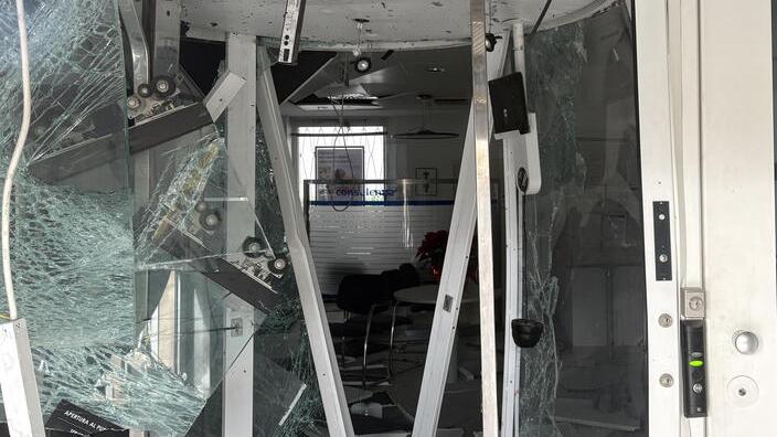 I danni causati dall’esplosione all’ingresso della filiale di Banco Bpm a San Giovanni alla Vena (foto Stick)