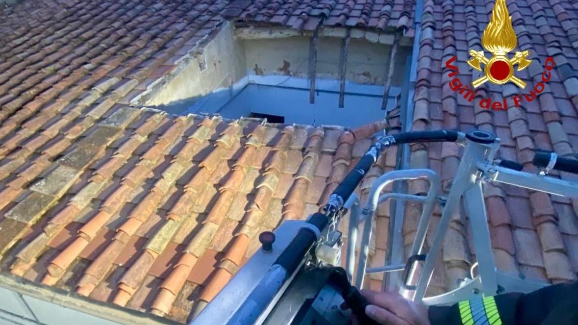 Cascina, crolla il tetto di un edificio in via Roma