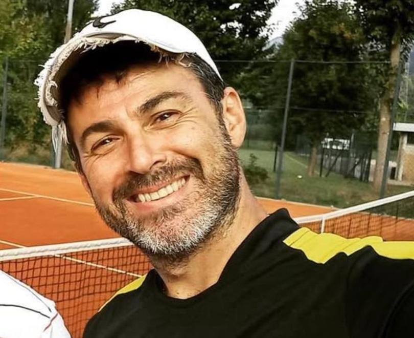 
	Andrea Valdrighi sorridente sul campo da tennis: cos&igrave; lo ricordano con un post sui social gli amici del Tennis Club Valle del Serchio

