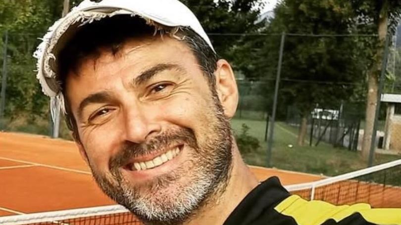 Andrea Valdrighi sorridente sul campo da tennis: così lo ricordano con un post sui social gli amici del Tennis Club Valle del Serchio